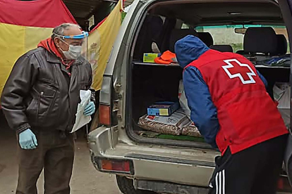 La entrega de medicamentos y alimentos es una de las labores de Cruz Roja que se han multiplicado con el confinamiento. ECB