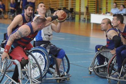 Manu Somavilla protege el balón rodeado de contrarios.-ISRAEL L. MURILLO