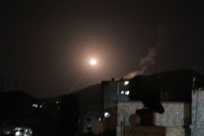 Misil lanzado desde la defensa siria responde en Damasco el ataque de EEUU, Reino Unido y Francia.-EFE / YOUSSEF BADAWI