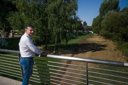 El alcalde en funciones, Vicente Marañón (Ciudadanos), en la pasarela de la Evolución sobre el río Arlanzón. TOMÁS ALONSO