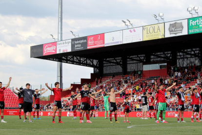Unos 3.000 espectadores presentes el Anduva aplaudieron a rabiar a los jugadores tras el último encuentro de la temporada. CD MIRANDÉS