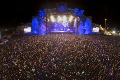 Una impresionante multitud arropó a Amaral durante el concierto que dio en el escenario Ribera del Duero.-Sonorama-Diego Santamaría