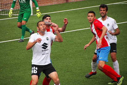 Diego Cervero se dispone a recibir un balón de espaldas a portería.-LINO VIELSA