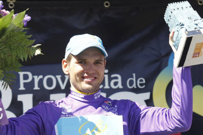 Rein Taaramae, con el maillot morado en el podium de Neila.-SANTI OTERO
