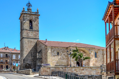 El arreglo de las grietas de la iglesia de Quintanar es una obra prioritaria para el Ayuntamiento. / R.F.