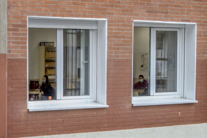 Aulas con las ventanas abiertas en un centro educativo de la capital burgalesa. ISRAEL L. MURILLO