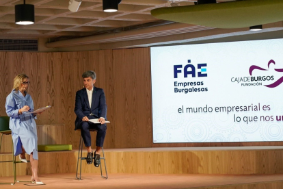 La secretaria general de FAE, Emiliana Molero, y el responsable del área de Dinamismo Empresarial en Fundación Caja de Burgos, Javier Cuasante. ECB