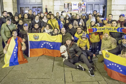 La comunidad venezolana en la ciudad se sumó a la red de protestas en todo el mundo para exigir elecciones.-S. OTERO