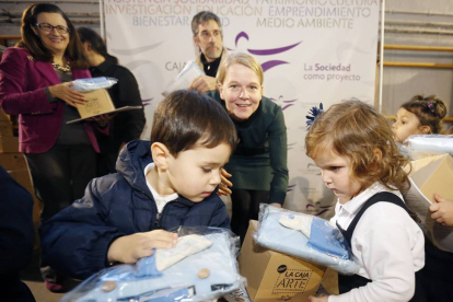 Los pequeños recogieron ilusionados los premios, que se entregaron ayer en el polideportivo Saldaña.-Raúl Ochoa