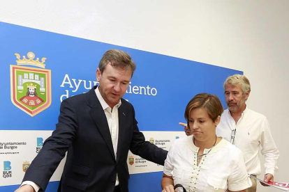 Javier Lacalle, Consuelo Rojo y Jorge Simón, ayer, antes de firmar los convenios de colaboración.-RAÚL G. OCHOA