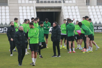 Imagen del entrenamiento que ayer realizó el Burgos CF en El Plantío.-RAÚL G. OCHOA
