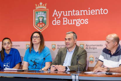 El Ayuntamiento de Burgos acogió la presentación del torneo con el concejal de deportes, Leví Moreno, como anfitrión. SANTI OTERO