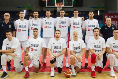 Huskic -de pie, segundo por la derecha- posa con sus compañeros de selección en la gira realizada en China.-WWW.KSS.RS
