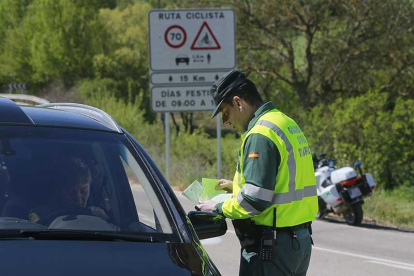 Una agente revisa la documentación de un vehículo.-RAÚL G. OCHOA