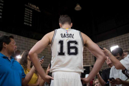 Pau Gasol y Greg Popovich afirman necesitar más intensidad para aspirar al anillo.-