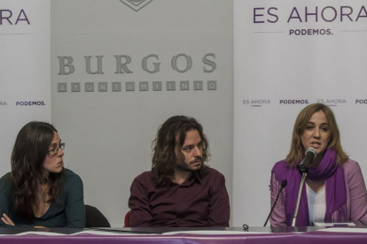 La candidata al Congreso por Madrid, Tania Sánchez, con Miguel Vila y la procuradora Laura Domínguez.-ICAL