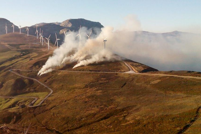Uno de los 16 incendios registrados en Las Merindades el pasado mes de diciembre.-ECB