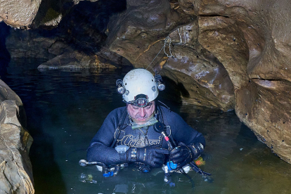 Exploración subacuática en Ojo Guareña. Grupo Espeleológico Edelweiss