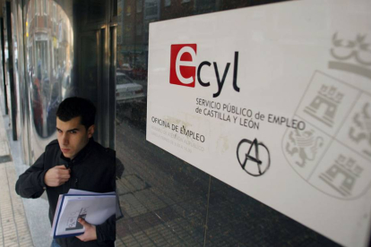 Un hombre sale de una de las oficinas del Ecyl en la capital burgalesa.-ISRAEL L. MURILLO
