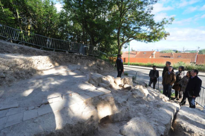 Tras la reunión del consejo, se visitaron las excavaciones que han sacado a la luz la iglesia de San Román.-ISRAEL L. MURILLO