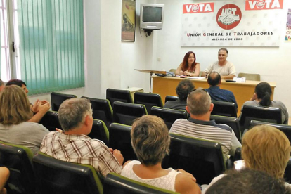 Imagen de la reunión celebrada ayer en la sede de UGT en Miranda, durante la intervención de Ramiro Marijuán.-ECB