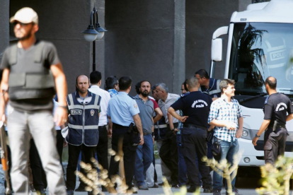 Detención de militares sospechosos de haber participado en el atentado.-BAZ RATNER / REUTERS