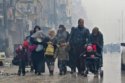 Una familia siria, en las calles de Alepo, la pasada semana.-AFP / STRINGER