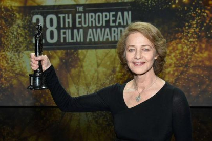 Charlotte Rampling, recogiendo el premio a mejor actriz en los últimos premios del Cine Europeo, en Berlín.-EFE / CLEMENS BILAN