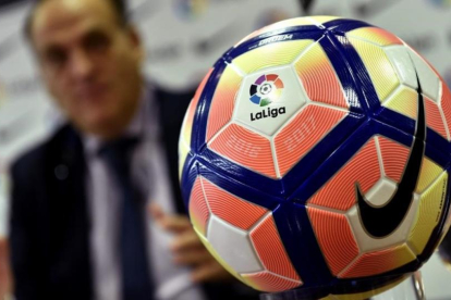 Javier Tebas presentó el nuevo balón para la próxima temporada.-EFE / FERNANDO VILLAR