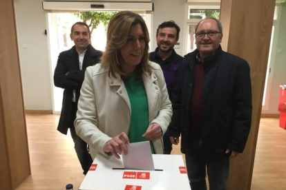 Susana Díaz vota, este sábado, en la consulta sobre el pacto de gobierno del PSOE con Ciudadanos.-