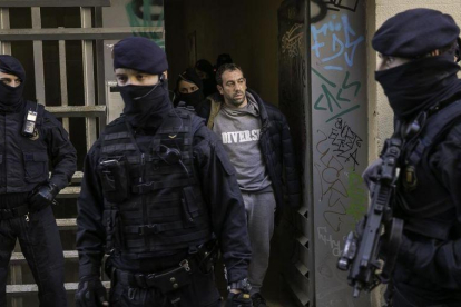 Uno de los detenidos por los Mossos, en la operación contra un grupo de carteristas que querían cometer un atentado.-JOAN CORTADELLAS