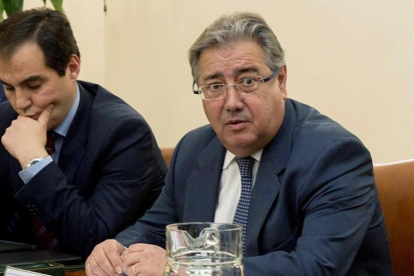Zoido (derecha), este martes, durante la reunión con asociaciones de la Guardia Civil, en Madrid.-EFE / MIGUEL BERROCAL