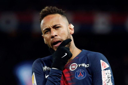 Neymar, pensativo en el Parque de los Príncipes de París.-EPA