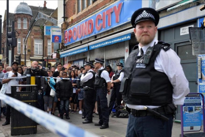 Agentes de policía en una redada en East Ham.-JUSTIN TALLIS