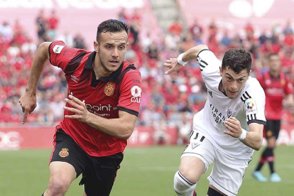 Yanis persigue a un jugador del Mallorca en Son Moix-Jordi Avelló