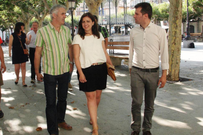 Luis Tudanca (derecha) visitó Briviesca junto a Ester Peña y el primer teniente de alcalde, Ángel Arce.-G.G.