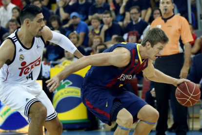 El ala pivot estadounidense del Barcelona Justin Doellman (d), intenta superar al pivot mexicano del Real Madrid, Gustavo Ayón (i) durante el tercer partido de la final de la Liga ACB de baloncesto que se disputó en el Palau Blaugrana de Barcelona-Foto: EFE