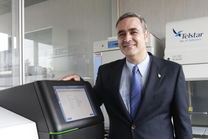 David Rodríguez posa con el secuenciador que tiene en el laboratorio de la UBU.-RAÚL OCHOA