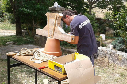 Uno de los participantes del campo de trabajo, Isma, restaurando las campanas del pueblo con macetas e imaginación-ECB