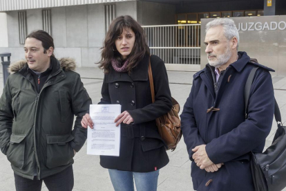 Israel Hernando, Blanca Guinea y Marco Antonio Manjón, de Imagina, posan con una copia del escrito presentado.-SANTI OTERO