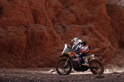 Marc Coma pilota su KTM en Argentina, camino de su quinta victoria en el rali.-Foto: REUTERS / JEAN-PAUL PELISSIER