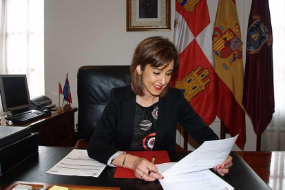 La alcaldesa de Miranda de Ebro, Aitana Hernando, en su despacho.-ECB