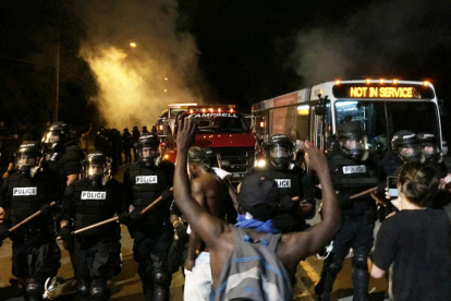 Los manifestantes han bloqueado la carretera durante la protesta por la muerte de Keith Lamont Scott, en Charlotte.-REUTERS
