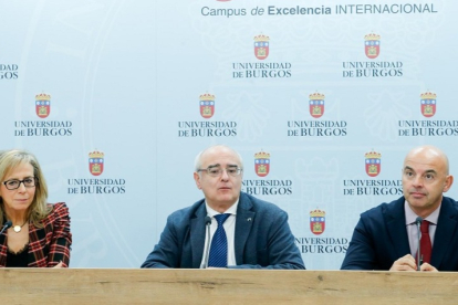 Emiliana Molero (FAE), Gonzalo Salazar (UBU) y Fernando Merino (Banco Santander), en la presentación de Foro de Empleo. SANTI OTERO