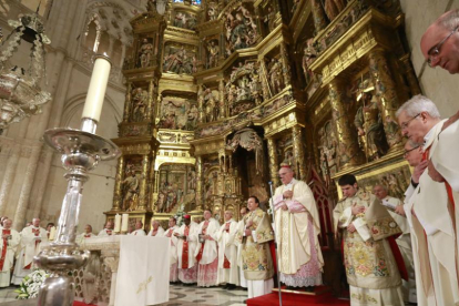 El hasta ahora arzobispo de Burgos, durante la homilía de la misa de acción de gracias celebrada en la nave central de la seo burgalesa.-RAÚL OCHOA