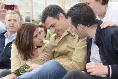 Esther Peña charla con el líder socialista Pedro Sánchez en presencia de Luis Tudanca. De fondo, Ander Gil.-ICAL