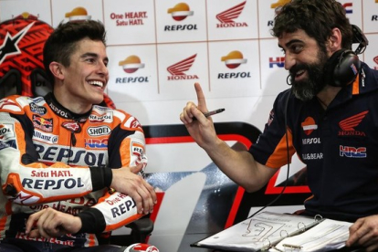 Marc Márquez, a la izquierda, sonrie tras una observación de su ingeniero Santi Hernández.