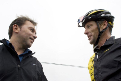 Johan Bruyneel (a la izquierda), junto a Lance Armstrong, en una imagen del 2008.-AP