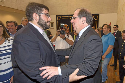Sánchez Cabrera y Juan Vicente Herrera, al termino de la toma de posición.-Pablo Requejo