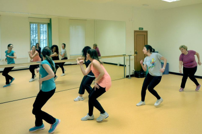 Un grupo de mujeres disfruta de una actividad física en un centro cívico.-ISRAEL L. MURILLO